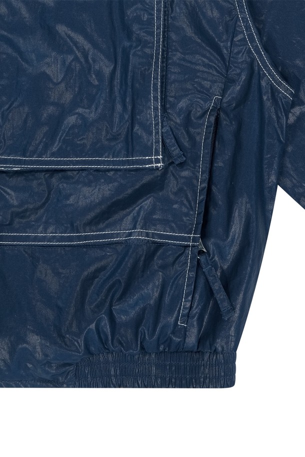 유니섹스 스타일의 코튼 크롭 후드 자켓입니다. 얇은 면 소재로 제작되었으며, 블루 색상의 무지 패턴이 특징입니다. 봄, 가을에 입기 좋으며, 캐주얼하고 스포티한 무드를 연출할 수 있는 레귤러핏의 긴소매 집업 스타일 아우터입니다.
