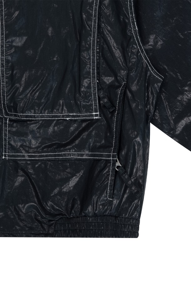 캐주얼하고 스포티한 무드의 코튼 크롭 후드 자켓입니다. 봄, 가을에 입기 좋은 얇은 두께의 면 소재로 제작되었으며, 블랙 색상으로 어떤 스타일에도 잘 어울립니다. E-스트링 리버스 지퍼와 스트링 스토퍼, 후드 디테일이 돋보이는 유니섹스 레귤러핏 제품입니다.
