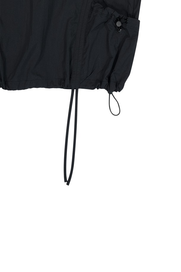 여성용 나일론 아노락 크롭 후드-블랙입니다. 얇고 부드러운 나일론 소재로 제작되었으며, 루즈핏에 반소매 디자인이 특징입니다. 스포티하고 캐주얼한 무드를 연출하며, 후드, 사이드 포켓, 백 메탈 장식, E-string 스토퍼 비드, 지퍼 풀러 스토퍼 디테일이 더해졌습니다.
