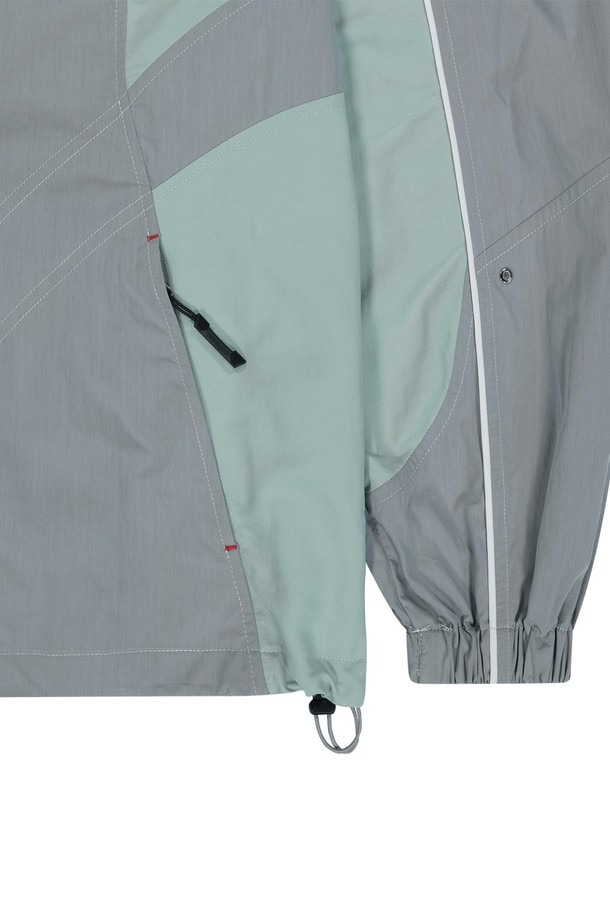 스포티하고 캐주얼한 무드를 연출하는 남녀 공용 스플릿 윈드브레이커는 그레이 색상으로 일상 및 스포츠 활동에 적합합니다. 얇은 두께의 면, 나일론 혼방 소재로 제작되었으며 방풍 기능이 있어 봄, 가을에 활용하기 좋습니다. 레귤러 핏의 긴소매 디자인에 2-way 지퍼, 히든 스냅, 스토퍼 E-스트링, 메쉬 아일렛 디테일을 더했습니다.
