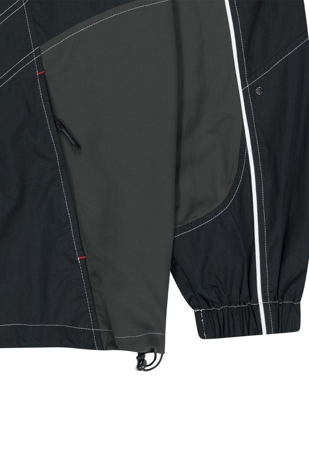 스포티하고 캐주얼한 무드를 연출하는 남녀공용 블랙 색상 윈드브레이커입니다. 면과 나일론 혼방 소재로 제작되었으며, 얇은 두께감으로 봄, 가을에 적합합니다. 지퍼와 스냅 버튼 여밈 방식, 레귤러 핏, 2-way 지퍼, 스토퍼 E-스트링 디테일이 특징입니다.
