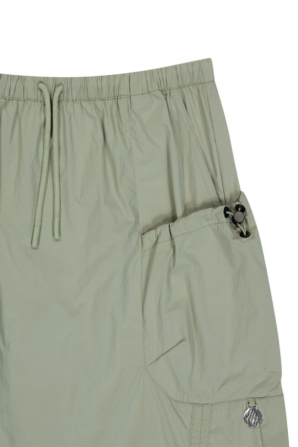 여성용 A라인 핏의 나일론 셔링 패널 스커트로, 라이트 카키 색상과 무지 패턴이 특징입니다. 스포티하고 캐주얼한 스타일을 연출하기에 좋으며, E-string 스토퍼 비드와 사이드 3D 포켓, 메탈 장식 디테일이 돋보입니다. 사이즈 조절 기능이 있어 편리하며, 봄, 여름철 일상복으로 적합합니다.
