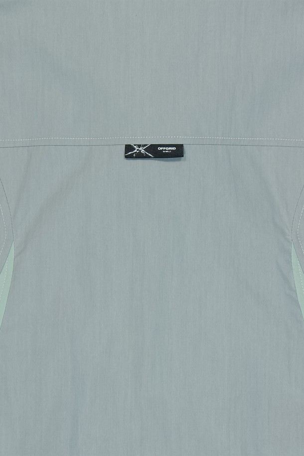 그레이 색상의 스플릿 숏 슬리브 셔츠는 면과 나일론 혼방 소재로 제작되었으며, 메쉬 안감과 메쉬 아일렛 디테일로 통기성을 높였습니다. 차이나칼라 디자인에 히든 스냅과 YKK 지퍼 라이닝을 적용했고, 스플릿 디자인이 돋보이는 남성용 레귤러 핏 셔츠입니다. 얇은 두께감으로 여름철 일상복은 물론 캐주얼하고 스포티한 스타일 연출에 용이합니다.
