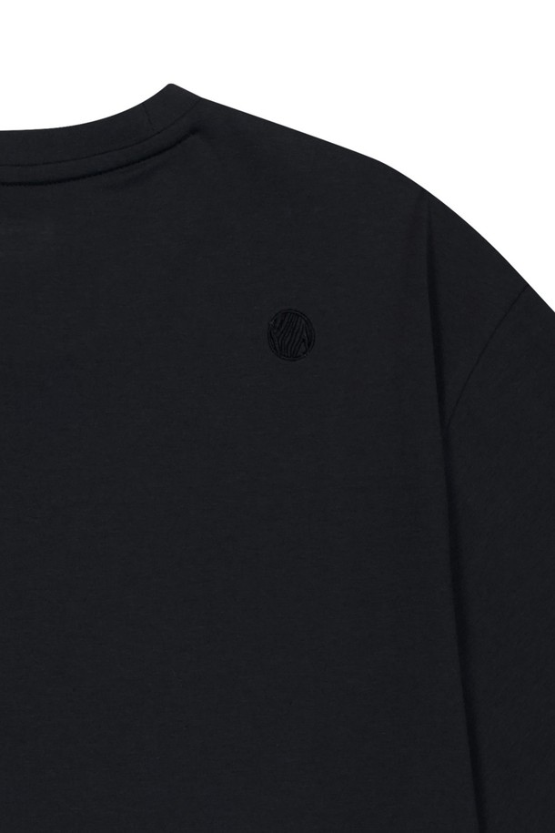 OG 쉴드 다트 숏 슬리브 티셔츠는 블랙 색상의 남성용 반소매 티셔츠로, 봄, 여름철 일상에서 스포티하고 캐주얼하게 착용하기 좋습니다. 면과 폴리에스테르 혼방 소재로 제작되어 얇고 부드러운 촉감을 자랑하며, 실드 그래픽 프린트와 로고 자수 디테일이 돋보입니다. 레귤러 핏에 라운드넥 디자인, 2바늘 커버 스티치로 내구성을 더했습니다.
