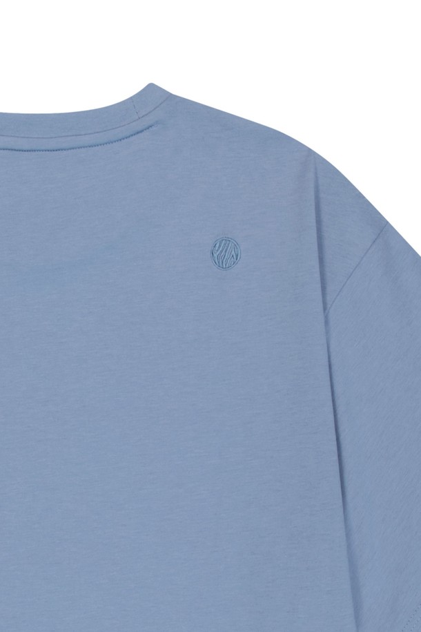 OG 쉴드 다트 숏 슬리브 티셔츠는 다크 블루 색상의 남성용 티셔츠로, 봄, 여름철 일상에서 편안하게 착용하기 좋습니다. 면, 폴리에스테르 혼방 소재로 제작되었으며 쉴드 그래픽 프린트와 로고 자수가 포인트입니다. 레귤러 핏의 라운드넥 디자인, 반소매 기장으로 캐주얼하면서도 스포티한 스타일을 연출할 수 있습니다.
