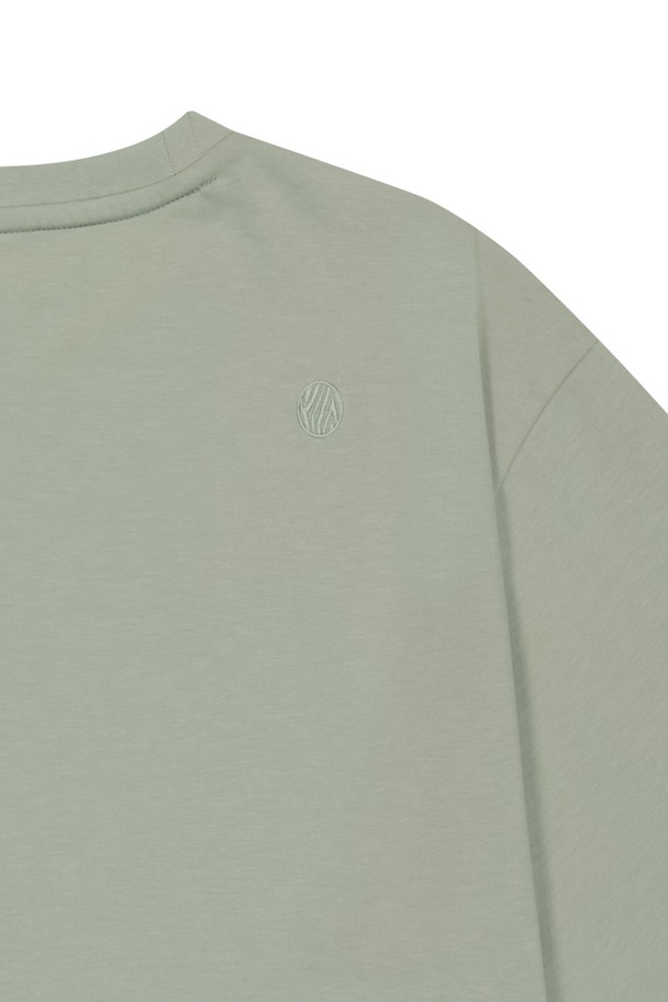 OG 쉴드 다트 숏 슬리브 티셔츠는 남성을 위한 카키 색상의 반소매 티셔츠로, 봄, 여름철 일상에서 캐주얼하고 스포티한 스타일을 연출하기에 좋습니다. 면과 폴리에스테르 혼방 소재로 제작되었으며, 실드 그래픽, 로고 자수, 텍스트 디테일이 돋보입니다. 레귤러 핏의 라운드넥 디자인에 2-니들 커버스티치로 마감되었습니다.
