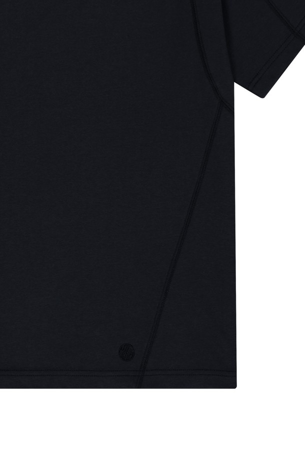 OG 쉴드 인시전 숏 슬리브 티셔츠는 블랙 색상의 남녀 공용 티셔츠로, 봄, 여름철 일상 및 스포츠 활동에 적합합니다. 면과 폴리에스테르 혼방 소재로 제작되어 부드러운 촉감을 제공하며, 흡습 및 통기성이 뛰어납니다. 레귤러 핏에 라운드넥 디자인, 얇은 두께, 무지 패턴이 특징이며 메쉬 바인딩과 4바늘 6스레드 플랫락 구조로 제작되었습니다.
