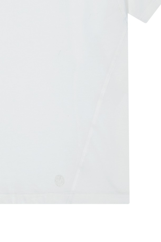 OG 쉴드 인시전 숏 슬리브 티셔츠는 남녀 모두 편안하게 착용할 수 있는 레귤러 핏의 화이트 색상 티셔츠입니다. 면과 폴리에스테르 혼방 소재로 제작되었으며, 흡습 기능이 있어 일상뿐 아니라 스포티한 활동에도 적합합니다. 로고 패턴과 메쉬 바인딩, 4바늘 6실 플랫록 공법 디테일이 돋보이는 반소매 라운드넥 티셔츠로 봄, 여름 시즌에 활용하기 좋습니다.
