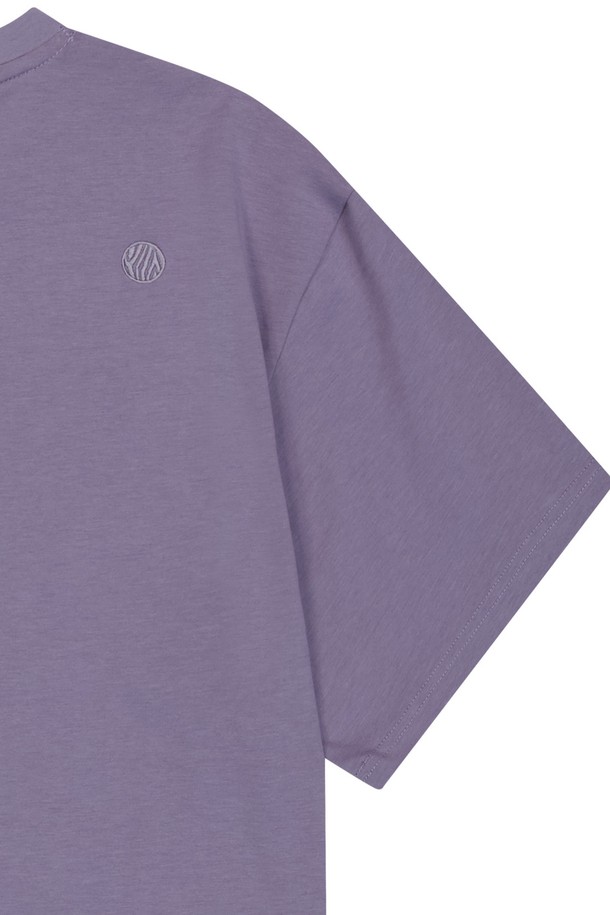 OG 쉴드 그래픽 숏 슬리브 티셔츠는 부드러운 면과 폴리에스테르 혼방 소재로 제작되었으며, 더스티 핑크, 화이트, 블랙 색상으로 제공됩니다. 남녀 모두 착용 가능한 레귤러 핏의 라운드넥 디자인으로, 가슴 부분의 실드 그래픽과 로고 자수가 돋보입니다. 얇은 두께감으로 봄, 여름철 일상복으로 편안하게 입을 수 있으며, 스포티하고 캐주얼한 스타일을 연출하기에 좋습니다.
