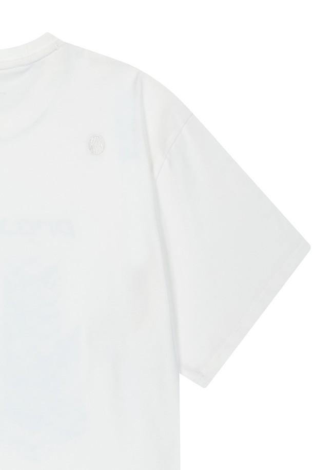 OG 쉴드 그래픽 숏 슬리브 티셔츠는 남녀 모두에게 잘 어울리는 화이트 컬러의 티셔츠입니다. 면과 폴리에스테르 혼방 소재로 제작되었으며, 실드 그래픽 디자인과 로고 자수가 특징입니다. 봄, 여름철 일상복으로 활용하기 좋으며, 스포티하면서도 캐주얼한 스타일을 연출할 수 있습니다.
