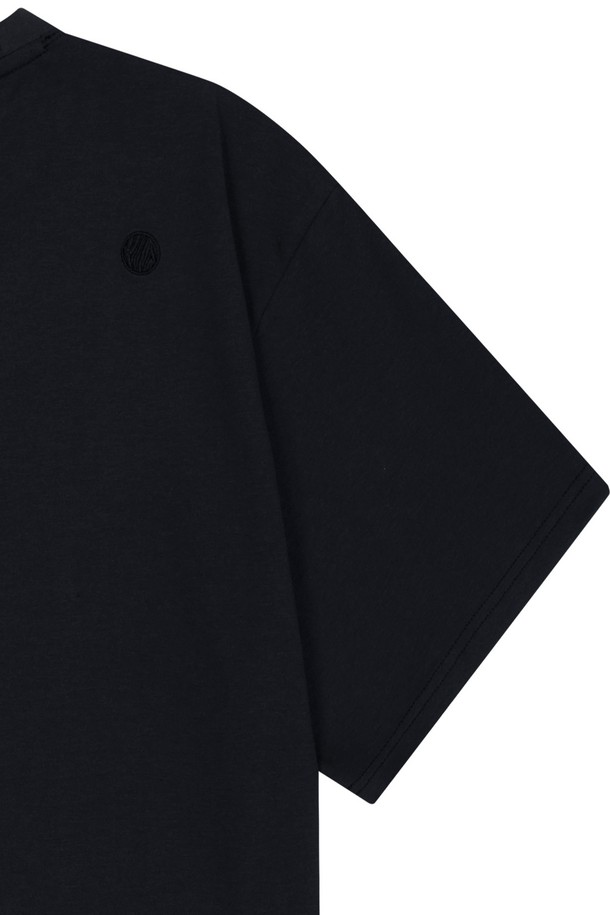 OG 쉴드 그래픽 숏 슬리브 티셔츠는 남녀 모두 착용 가능한 블랙 색상의 티셔츠로, 봄과 여름철 일상복으로 적합합니다. 면과 폴리에스테르 혼방 소재로 제작되어 부드러운 촉감을 자랑하며, 얇은 두께로 시원하게 착용할 수 있습니다. 쉴드 그래픽 프린트와 로고 자수가 특징이며, 2-니들 커버스티치로 내구성을 높였습니다.
