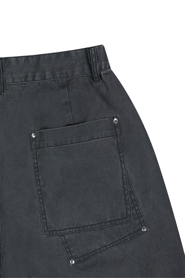 스트럭쳐 코튼 소재의 블랙 색상 버뮤다 팬츠로, 남녀 모두 편안하게 착용 가능합니다. 루즈핏 디자인에 5부 기장, 밴딩 허리로 활동성을 더했으며 워싱 가공과 바텍 스티치, 더블 포켓 디테일이 돋보입니다. 봄, 여름 시즌에 캐주얼하고 베이직한 스타일을 연출하기에 적합하며, 부드러운 촉감으로 일상에서 편안하게 입을 수 있습니다.
