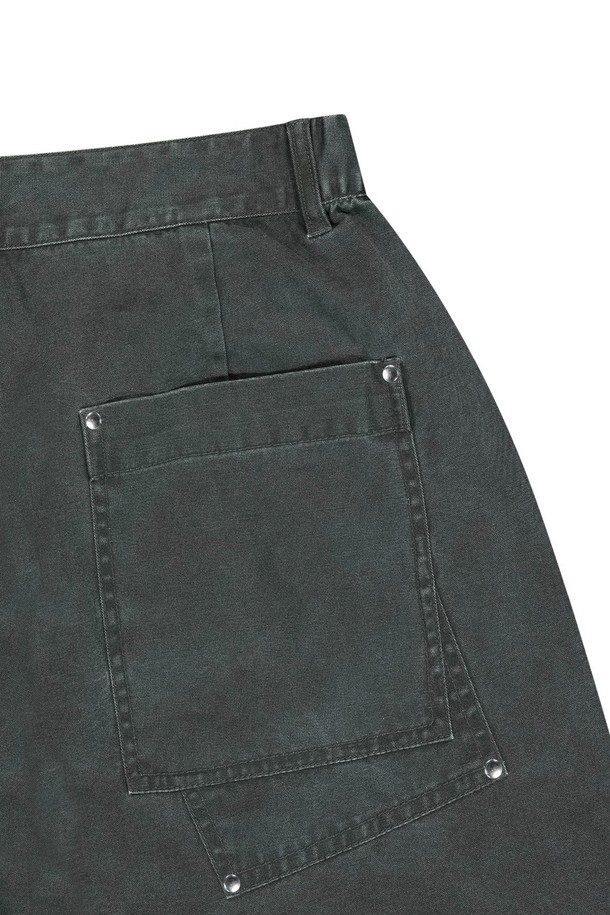 남녀 모두 착용 가능한 스트럭쳐 코튼 워싱 버뮤다 팬츠입니다. 카키 색상의 무지 패턴이며, 면 소재로 제작되어 부드러운 촉감을 자랑하고 봄, 여름철 일상복으로 적합합니다. E-밴드, 바텍 마감, 더블 포켓, 체인 스티치, 아일렛 버튼홀 등의 디테일과 레귤러핏으로 편안하게 착용 가능합니다.
