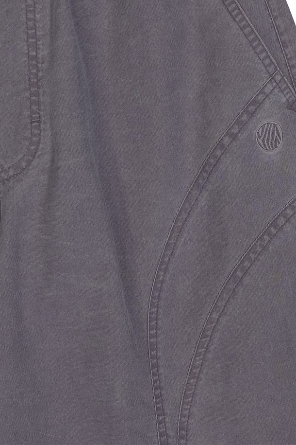 OG 쉴드 피그먼트 버뮤다 팬츠는 남녀 모두 편안하게 착용할 수 있는 레귤러핏의 반바지입니다. 부드러운 나일론 소재에 E-밴드와 안쪽 스트링으로 편안함을 더했으며, 더스티 핑크 색상과 무지 패턴이 특징입니다. 봄, 여름 시즌에 어울리는 얇은 두께감으로 일상 및 캐주얼 스타일 연출에 용이하며, 사이드 포켓과 로고 자수 디테일을 더했습니다.
