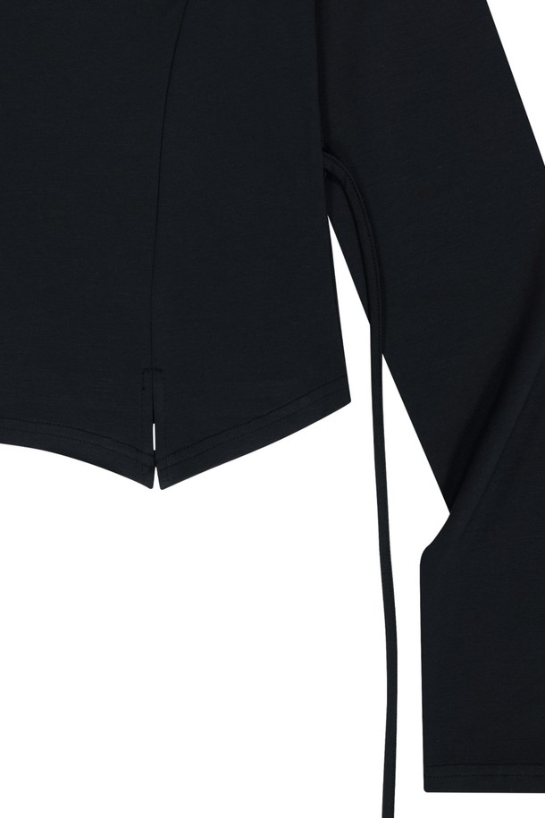 데일리로 활용하기 좋은 블랙 컬러의 셔링 크롭 롱 슬리브 티셔츠입니다. 얇고 부드러운 레이온, 폴리에스테르, 폴리우레탄 혼방 소재로 제작되었으며, 슬림핏 디자인에 셔링 디테일과 슬릿이 더해져 모던하고 미니멀한 무드를 연출합니다. 라운드넥 디자인의 긴소매 티셔츠로, 봄, 가을에 적합합니다.
