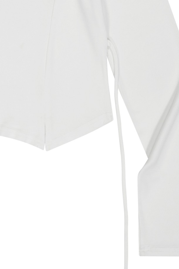 부드러운 레이온 혼방 소재로 제작된 화이트 컬러의 셔링 크롭 롱 슬리브 티셔츠입니다. 셔링 디테일과 아트워크 프린트가 포인트이며, 신축성 있는 원단으로 편안한 착용감을 제공합니다. 라운드넥 디자인에 크롭 기장으로, 봄, 가을 시즌에 베이직하게 활용하기 좋습니다.
