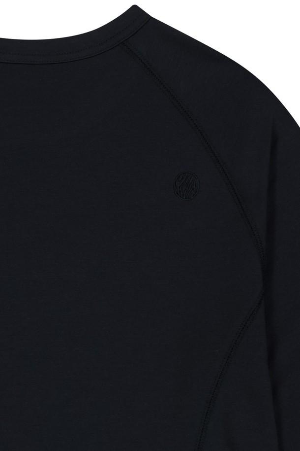 OG 쉴드 플래쉬 롱 슬리브 티셔츠는 부드러운 레이온, 폴리에스테르, 폴리우레탄 혼방 소재로 제작되어 편안한 착용감을 제공하며, 얇은 두께로 봄, 가을에 적합합니다. 블랙 색상의 무지 패턴과 쉴드 로고 프린트가 특징이며, 라운드넥 디자인의 레귤러 핏으로 일상 및 스포츠 활동에 활용하기 좋습니다. 흡습 기능이 있어 쾌적함을 유지해 주는 긴팔 티셔츠입니다.
