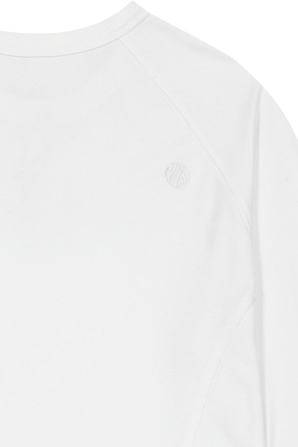 OG 쉴드 플래쉬 롱 슬리브 티셔츠는 부드러운 레이온, 폴리에스터, 폴리우레탄 혼방 소재로 제작되어 편안한 착용감을 제공하는 흰색 라운드넥 티셔츠입니다. 봄, 가을에 일상복으로 적합하며, 레귤러 핏과 긴소매 디자인으로 스포티하면서도 베이직한 스타일을 연출합니다. 전면에 플래시 프린팅 로고가 포인트로 돋보이는 얇은 두께의 티셔츠입니다.
