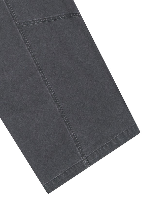 OG 쉴드 코튼 피그먼트 카펜터 팬츠는 더스티 핑크, 브라운, 블랙 색상으로 제공되는 남성용 긴바지입니다. 면 소재로 제작되었으며, 피그먼트 워싱 처리와 해머 루프, 아일렛 디테일이 돋보이는 캐주얼 및 워크웨어 스타일의 레귤러핏 카펜터 팬츠입니다. 봄, 가을에 일상복으로 적합하며, 메탈 지퍼와 히든 스냅으로 견고함을 더했습니다.
