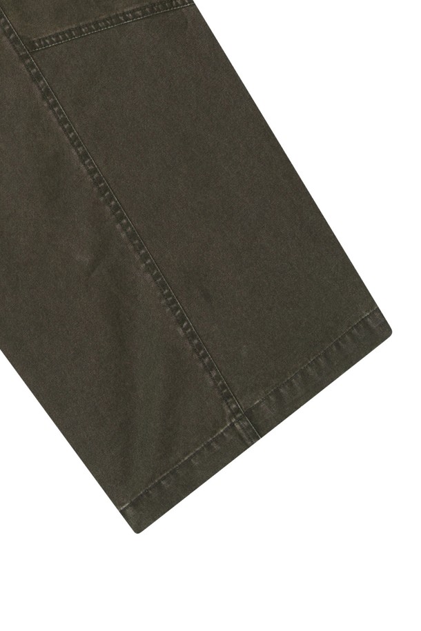 OG 쉴드 코튼 소재로 제작된 브라운 색상의 남성용 카펜터 팬츠입니다. 캐주얼 및 워크웨어 스타일 연출에 용이하며, 봄, 가을에 입기 적합한 두께감과 레귤러핏으로 편안한 착용감을 제공합니다. 메탈 지퍼, 히든 스냅, 해머 루프, 아일렛 디테일과 피그먼트 워싱이 특징입니다.
