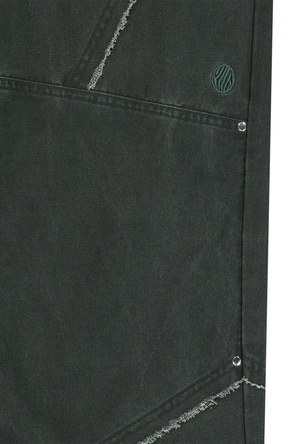 남녀 모두 착용 가능한 스트럭쳐 코튼 워싱 팬츠는 면 소재로 제작되어 편안한 착용감을 제공하며, 카키, 브라운, 블랙 색상으로 다양한 스타일 연출이 가능합니다. 캐주얼하고 베이직한 무드를 연출하며, 메탈 지퍼, 리벳 디테일, 히든 스냅, 로우엣지 커팅, 체인스티치 아일렛 단추구멍 등의 디테일이 돋보입니다. 봄, 가을 시즌에 활용하기 좋으며, 무지 패턴의 레귤러핏 긴바지로 일상에서 편안하게 착용할 수 있습니다.
