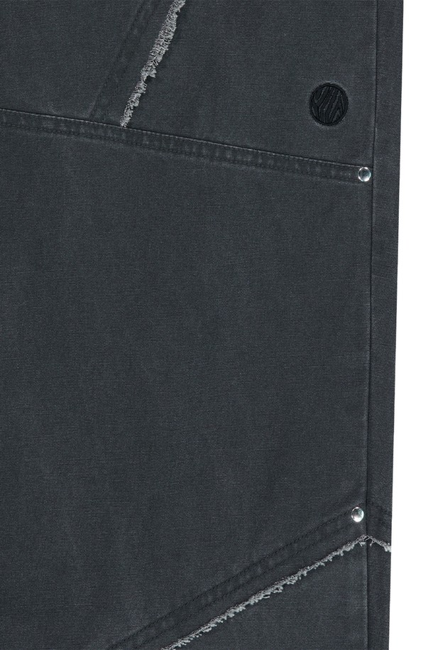 스트럭쳐 코튼 워싱 팬츠는 남녀 공용으로, 봄, 가을에 착용하기 좋은 레귤러핏 긴바지입니다. 부드러운 면 소재에 무지 패턴으로 제작되었으며, 블랙, 카키, 브라운 세 가지 색상으로 제공됩니다. 메탈 지퍼, 리벳 디테일, 히든 스냅, 로우 엣지 커팅, 체인 스티치 아일렛 버튼홀 등 섬세한 디테일이 돋보이는 캐주얼 스타일의 바지입니다.
