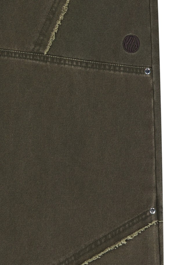 **스트럭쳐 코튼 워싱 팬츠 - 브라운**는 남녀 공용으로 착용 가능한 레귤러핏 긴바지입니다. 면 소재로 제작되었으며, 브라운, 카키, 블랙 세 가지 색상으로 출시되었습니다. 메탈 지퍼, 리벳 디테일, 히든 스냅, 로우 엣지 커팅, 체인스티치 아일렛 단추구멍 등 섬세한 디테일이 돋보이며, 캐주얼하고 베이직한 스타일로 봄, 가을에 착용하기 좋습니다.
