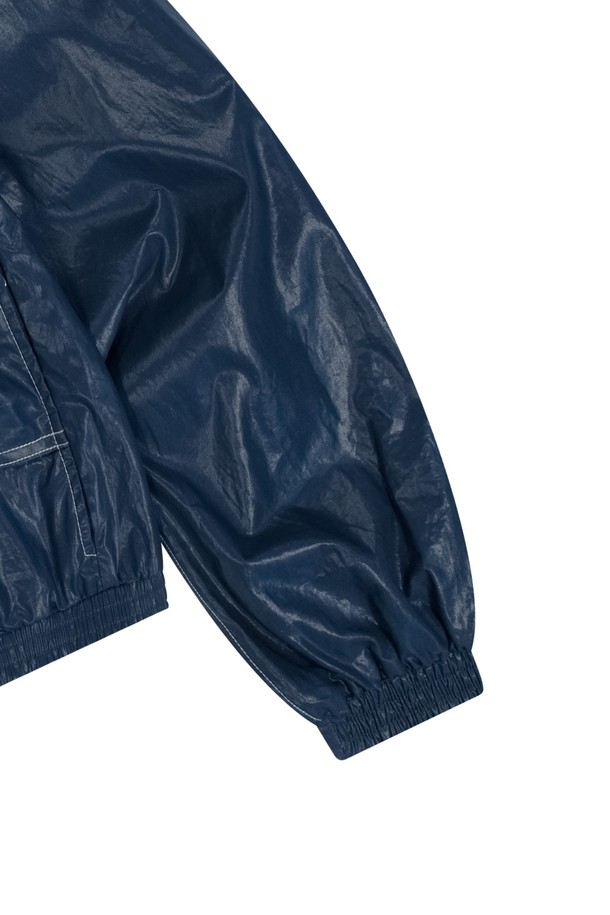 [W]코튼 크롭 후드 자켓-블루는 얇은 면 소재로 제작된 여성용 후드 자켓입니다. 블루 색상의 무지 패턴으로, 캐주얼하고 스포티한 스타일을 연출할 수 있으며, 크롭 기장과 레귤러핏으로 디자인되었습니다. 봄, 가을에 일상복으로 착용하기 좋으며, 스트링 스토퍼, E-스트링, 리버스 지퍼, 후드 디테일이 특징입니다.
