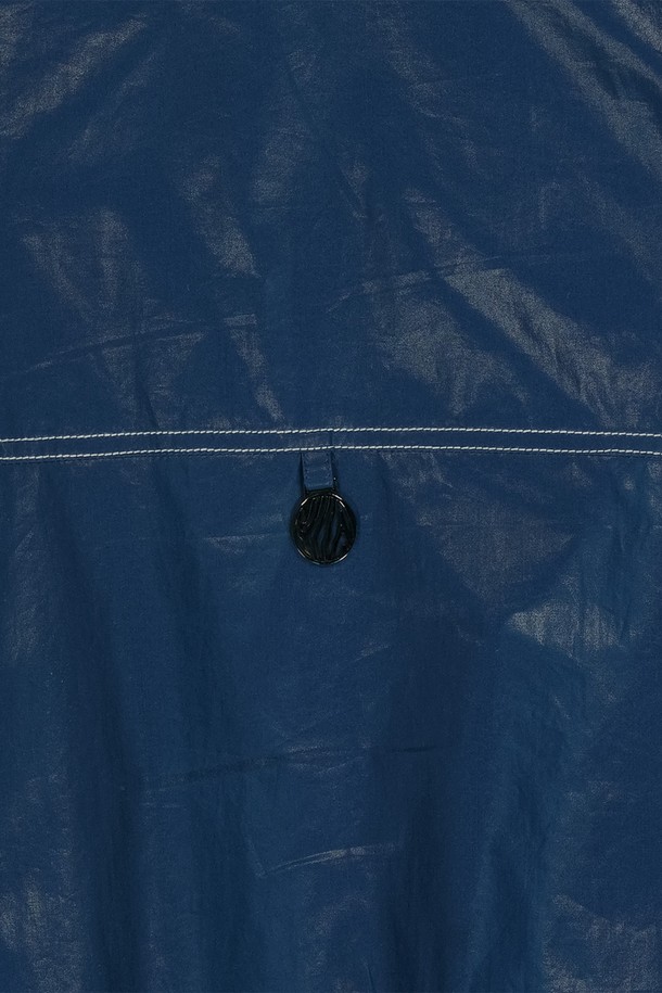 유니섹스 스타일의 코튼 크롭 후드 자켓입니다. 얇은 면 소재로 제작되었으며, 블루 색상의 무지 패턴이 특징입니다. 봄, 가을에 입기 좋으며, 캐주얼하고 스포티한 무드를 연출할 수 있는 레귤러핏의 긴소매 집업 스타일 아우터입니다.
