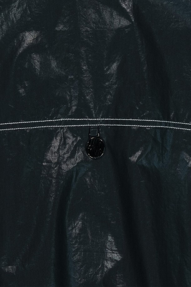 캐주얼하고 스포티한 무드의 코튼 크롭 후드 자켓입니다. 봄, 가을에 입기 좋은 얇은 두께의 면 소재로 제작되었으며, 블랙 색상으로 어떤 스타일에도 잘 어울립니다. E-스트링 리버스 지퍼와 스트링 스토퍼, 후드 디테일이 돋보이는 유니섹스 레귤러핏 제품입니다.
