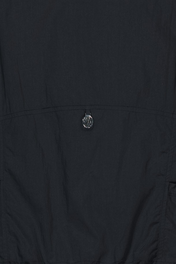 여성용 나일론 아노락 크롭 후드-블랙입니다. 얇고 부드러운 나일론 소재로 제작되었으며, 루즈핏에 반소매 디자인이 특징입니다. 스포티하고 캐주얼한 무드를 연출하며, 후드, 사이드 포켓, 백 메탈 장식, E-string 스토퍼 비드, 지퍼 풀러 스토퍼 디테일이 더해졌습니다.
