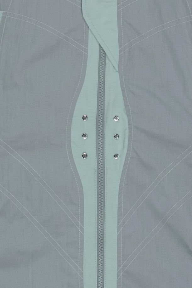 스포티하고 캐주얼한 무드를 연출하는 남녀 공용 스플릿 윈드브레이커는 그레이 색상으로 일상 및 스포츠 활동에 적합합니다. 얇은 두께의 면, 나일론 혼방 소재로 제작되었으며 방풍 기능이 있어 봄, 가을에 활용하기 좋습니다. 레귤러 핏의 긴소매 디자인에 2-way 지퍼, 히든 스냅, 스토퍼 E-스트링, 메쉬 아일렛 디테일을 더했습니다.
