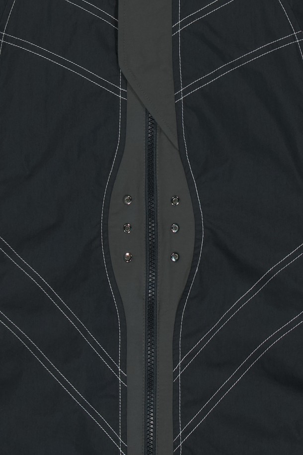 스포티하고 캐주얼한 무드를 연출하는 남녀공용 블랙 색상 윈드브레이커입니다. 면과 나일론 혼방 소재로 제작되었으며, 얇은 두께감으로 봄, 가을에 적합합니다. 지퍼와 스냅 버튼 여밈 방식, 레귤러 핏, 2-way 지퍼, 스토퍼 E-스트링 디테일이 특징입니다.
