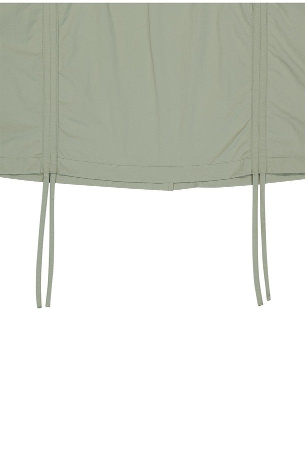 여성용 A라인 핏의 나일론 셔링 패널 스커트로, 라이트 카키 색상과 무지 패턴이 특징입니다. 스포티하고 캐주얼한 스타일을 연출하기에 좋으며, E-string 스토퍼 비드와 사이드 3D 포켓, 메탈 장식 디테일이 돋보입니다. 사이즈 조절 기능이 있어 편리하며, 봄, 여름철 일상복으로 적합합니다.
