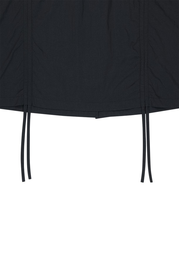 블랙 색상의 나일론 셔링 패널 스커트로, 봄, 여름, 가을에 일상복으로 활용하기 좋습니다. 부드러운 나일론 소재로 제작되었으며, A라인 핏과 3D 포켓, E-스트링 스토퍼 비드, 사이드 스트링, 메탈 장식 등의 디자인 특징이 돋보입니다. 밴딩과 스트링 디테일이 더해진 레귤러핏의 얇은 두께의 스커트입니다.
