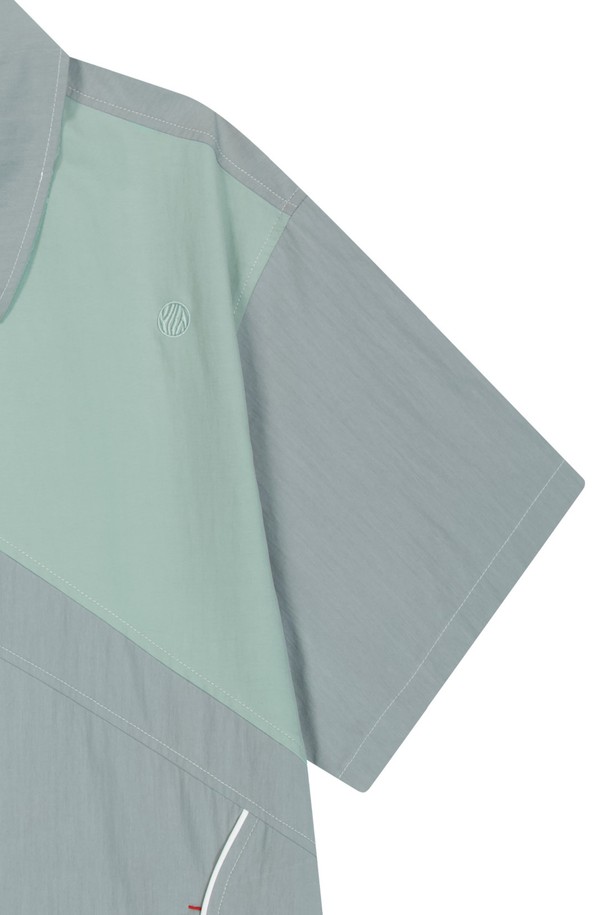 그레이 색상의 스플릿 숏 슬리브 셔츠는 면과 나일론 혼방 소재로 제작되었으며, 메쉬 안감과 메쉬 아일렛 디테일로 통기성을 높였습니다. 차이나칼라 디자인에 히든 스냅과 YKK 지퍼 라이닝을 적용했고, 스플릿 디자인이 돋보이는 남성용 레귤러 핏 셔츠입니다. 얇은 두께감으로 여름철 일상복은 물론 캐주얼하고 스포티한 스타일 연출에 용이합니다.
