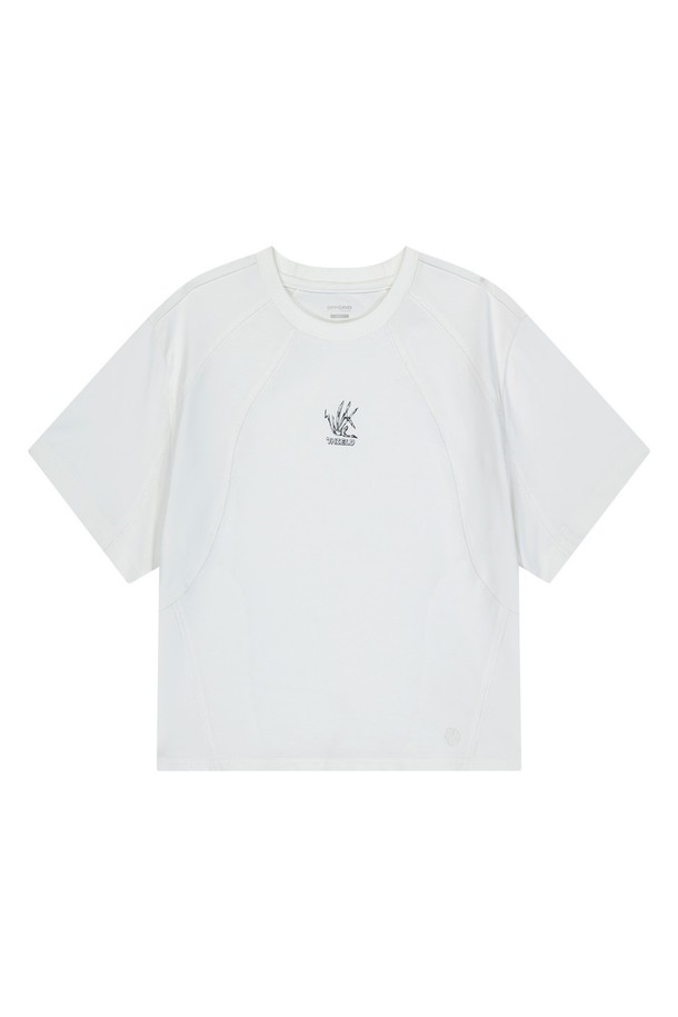 OG 쉴드 인시전 숏 슬리브 티셔츠는 남녀 모두 편안하게 착용할 수 있는 레귤러 핏의 화이트 색상 티셔츠입니다. 면과 폴리에스테르 혼방 소재로 제작되었으며, 흡습 기능이 있어 일상뿐 아니라 스포티한 활동에도 적합합니다. 로고 패턴과 메쉬 바인딩, 4바늘 6실 플랫록 공법 디테일이 돋보이는 반소매 라운드넥 티셔츠로 봄, 여름 시즌에 활용하기 좋습니다.
