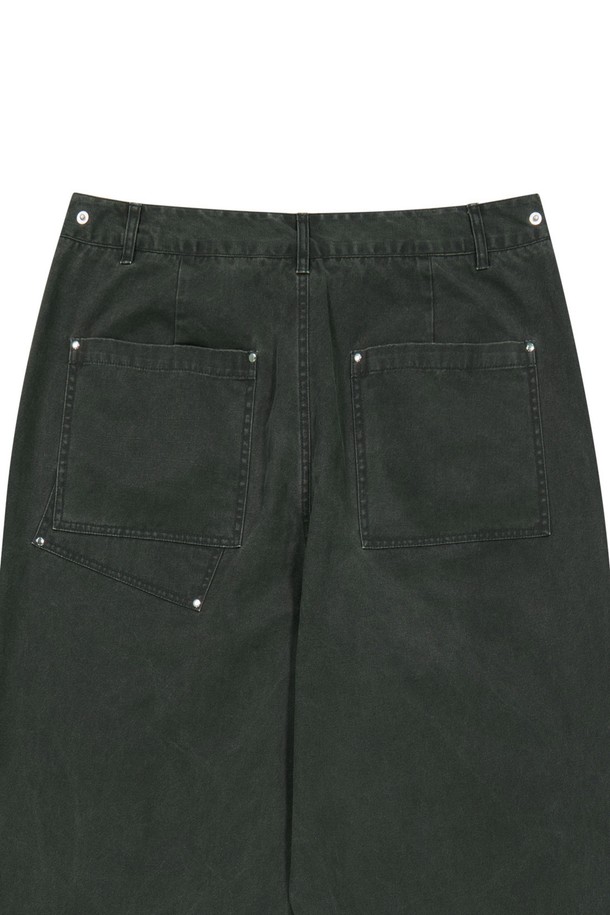 남녀 모두 착용 가능한 스트럭쳐 코튼 워싱 팬츠는 면 소재로 제작되어 편안한 착용감을 제공하며, 카키, 브라운, 블랙 색상으로 다양한 스타일 연출이 가능합니다. 캐주얼하고 베이직한 무드를 연출하며, 메탈 지퍼, 리벳 디테일, 히든 스냅, 로우엣지 커팅, 체인스티치 아일렛 단추구멍 등의 디테일이 돋보입니다. 봄, 가을 시즌에 활용하기 좋으며, 무지 패턴의 레귤러핏 긴바지로 일상에서 편안하게 착용할 수 있습니다.
