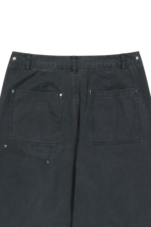 스트럭쳐 코튼 워싱 팬츠는 남녀 공용으로, 봄, 가을에 착용하기 좋은 레귤러핏 긴바지입니다. 부드러운 면 소재에 무지 패턴으로 제작되었으며, 블랙, 카키, 브라운 세 가지 색상으로 제공됩니다. 메탈 지퍼, 리벳 디테일, 히든 스냅, 로우 엣지 커팅, 체인 스티치 아일렛 버튼홀 등 섬세한 디테일이 돋보이는 캐주얼 스타일의 바지입니다.
