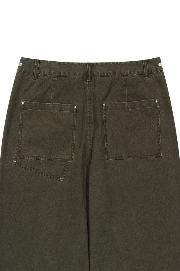 **스트럭쳐 코튼 워싱 팬츠 - 브라운**는 남녀 공용으로 착용 가능한 레귤러핏 긴바지입니다. 면 소재로 제작되었으며, 브라운, 카키, 블랙 세 가지 색상으로 출시되었습니다. 메탈 지퍼, 리벳 디테일, 히든 스냅, 로우 엣지 커팅, 체인스티치 아일렛 단추구멍 등 섬세한 디테일이 돋보이며, 캐주얼하고 베이직한 스타일로 봄, 가을에 착용하기 좋습니다.
