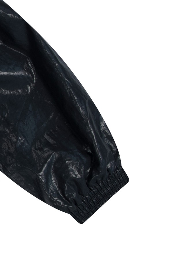 캐주얼하고 스포티한 무드의 코튼 크롭 후드 자켓입니다. 봄, 가을에 입기 좋은 얇은 두께의 면 소재로 제작되었으며, 블랙 색상으로 어떤 스타일에도 잘 어울립니다. E-스트링 리버스 지퍼와 스트링 스토퍼, 후드 디테일이 돋보이는 유니섹스 레귤러핏 제품입니다.
