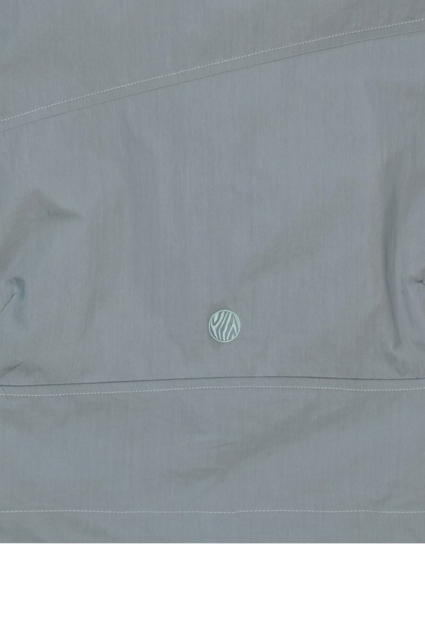 스포티하고 캐주얼한 무드를 연출하는 남녀 공용 스플릿 윈드브레이커는 그레이 색상으로 일상 및 스포츠 활동에 적합합니다. 얇은 두께의 면, 나일론 혼방 소재로 제작되었으며 방풍 기능이 있어 봄, 가을에 활용하기 좋습니다. 레귤러 핏의 긴소매 디자인에 2-way 지퍼, 히든 스냅, 스토퍼 E-스트링, 메쉬 아일렛 디테일을 더했습니다.
