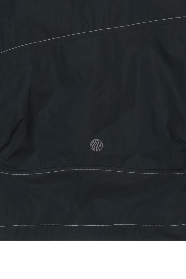 스포티하고 캐주얼한 무드를 연출하는 남녀공용 블랙 색상 윈드브레이커입니다. 면과 나일론 혼방 소재로 제작되었으며, 얇은 두께감으로 봄, 가을에 적합합니다. 지퍼와 스냅 버튼 여밈 방식, 레귤러 핏, 2-way 지퍼, 스토퍼 E-스트링 디테일이 특징입니다.
