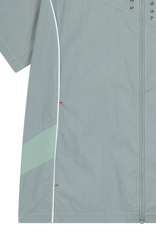 그레이 색상의 스플릿 숏 슬리브 셔츠는 면과 나일론 혼방 소재로 제작되었으며, 메쉬 안감과 메쉬 아일렛 디테일로 통기성을 높였습니다. 차이나칼라 디자인에 히든 스냅과 YKK 지퍼 라이닝을 적용했고, 스플릿 디자인이 돋보이는 남성용 레귤러 핏 셔츠입니다. 얇은 두께감으로 여름철 일상복은 물론 캐주얼하고 스포티한 스타일 연출에 용이합니다.
