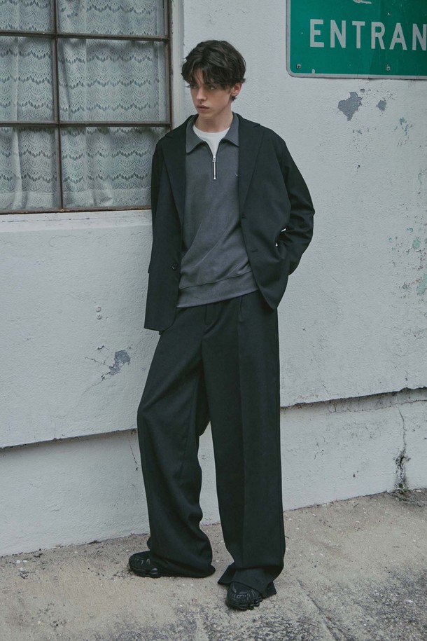 **울 블렌디드 와이드 슬랙스_블랙**

이번 가을, 겨울 당신의 룩을 책임질 울 블렌디드 와이드 슬랙스입니다. 고급스러운 블랙 컬러의 이 슬랙스는 미니멀하고 베이직한 스타일을 추구하는 남성분들께 제격입니다. 울 소재 혼방으로 제작되어, 두꺼운 두께감과 루즈핏으로 편안하면서도 시크한 분위기를 연출합니다. 출근룩, 비즈니스 캐주얼, 모임룩 등 다양한 TPO에 활용 가능하며, 클래식, 미니멀, 시크 스타일을 완성하는 데 필수적인 아이템입니다.
