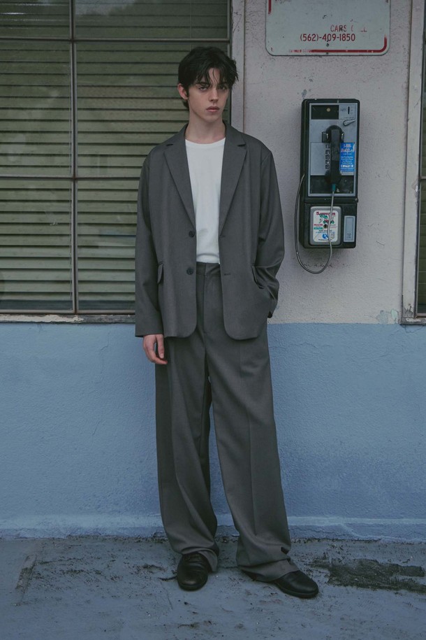 세련된 무드의 울 블렌디드 오버핏 재킷입니다. 카키 그레이 컬러의 부드러운 울 소재로 제작되어 가을, 겨울 시즌에 따뜻하고 포근하게 착용할 수 있습니다. 숄더 패드가 내장되어 있어 멋스러운 실루엣을 연출하며, 싱글 버튼 여밈으로 미니멀하고 클래식한 분위기를 더했습니다. 넉넉한 오버핏으로 편안한 착용감을 선사하며 출근룩, 비즈니스 캐주얼, 모임룩 등 다양한 TPO에 활용 가능합니다. 미니멀, 베이직, 시크 스타일을 즐기는 남녀 모두에게 추천하는 아이템입니다.
