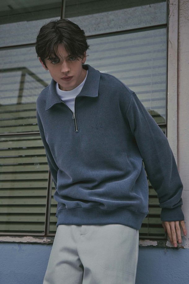 **카라 하프 집업 스웨트셔츠_블루**는 남녀 모두 착용 가능한 오버핏 스웨트셔츠입니다. 부드러운 면 소재로 제작되어 편안한 착용감을 제공하며, 봄, 가을에 적합합니다. 캐주얼하고 베이직한 스타일로, 일상복으로 활용하기 좋습니다. 하프 집업 디테일과 카라 디자인이 특징이며, 그레이 컬러도 함께 제공됩니다. 산책룩이나 집콕룩, 미니멀한 스타일을 연출하고 싶을 때 적합합니다.
