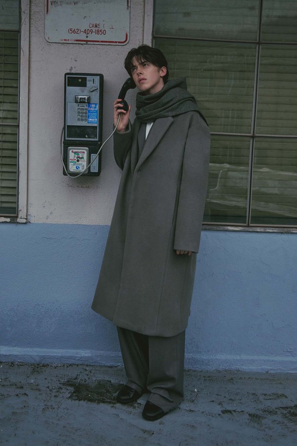 미니멀하고 클래식한 스타일을 연출하는 여성용 드롭 숄더 롱 울 코트입니다. 카키 그레이 컬러의 무지 디자인으로, 가을과 겨울에 따뜻하게 착용할 수 있습니다. 부드러운 촉감의 울 소재와 두꺼운 두께감으로 포근함을 더하며, 롱 기장과 오버핏으로 편안한 착용감을 선사합니다. 드롭 숄더와 긴 소매, 오픈 여밈 방식으로 세련된 실루엣을 완성하며, 출근룩으로도 활용하기 좋습니다. 후드 디테일이 더해져 캐주얼한 무드도 연출 가능합니다.
