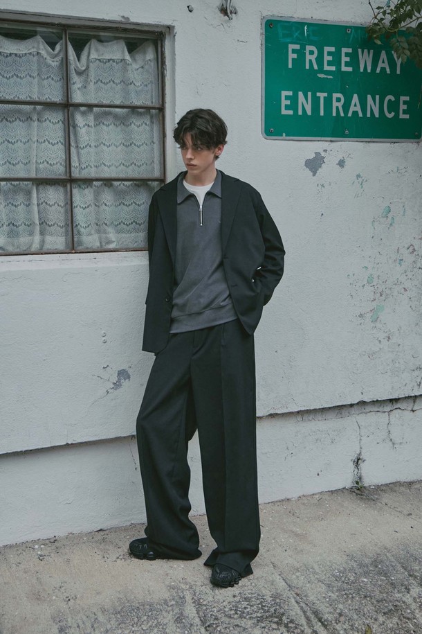 울 블렌디드 오버핏 자켓_블랙은 남성분들을 위한 미니멀하고 베이직한 스타일의 자켓입니다. 울 소재와 블렌디드 소재를 사용하여 가을, 겨울 시즌에 적합하며, 두께감이 있어 따뜻하게 착용할 수 있습니다. 넉넉한 오버핏과 싱글 버튼 디자인으로 편안하면서도 세련된 느낌을 줍니다. 오피스룩, 비즈니스 캐주얼, 모임룩 등 다양한 TPO에 활용 가능하며, 클래식, 미니멀, 시크 스타일을 연출하기 좋습니다.
