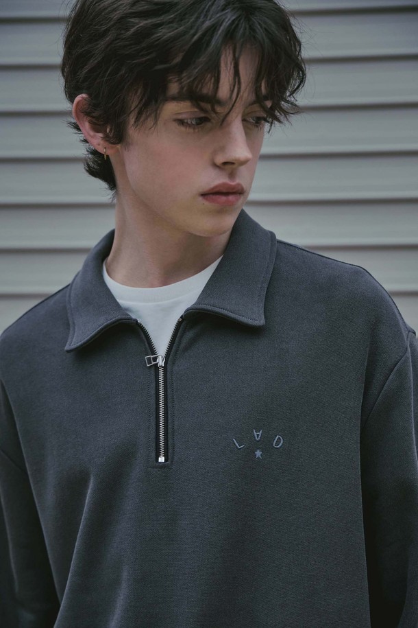 차콜 컬러의 카라 하프 집업 스웻셔츠입니다. 면 소재로 제작되어 부드러운 촉감을 선사하며, 레귤러 핏으로 편안한 착용감을 제공합니다. 캐주얼, 미니멀, 클래식 스타일을 아우르며, 일상에서 폭넓게 활용하기 좋습니다. 봄, 가을, 겨울 세 계절에 걸쳐 입을 수 있으며, 두꺼운 두께감으로 따뜻함을 더합니다. 하프 집업 디자인과 카라 디테일이 돋보이는 베이직한 디자인의 스웻셔츠입니다.
